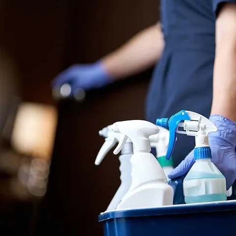 Houseman öffnet die Tür zum Zimmer zum Putzen